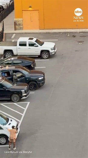 A woman witnessed a dramatic scene from her balcony as a bear ran through a parking lot in Gatlinburg, Tennessee, sending people scrambling for safety. https://t.co/rJO1NIiQLL
