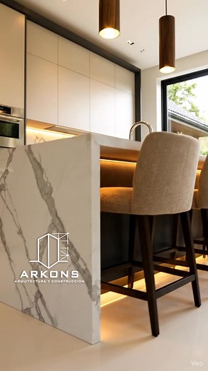 ✨ Un recorrido por una cocina de lujo que combina diseño, funcionalidad y elegancia en cada detalle. Materiales premium, iluminación cálida y una atmósfera moderna que transforma el espacio en una experiencia visual. 🍽️ Desde la isla con mármol tipo waterfall hasta la vista panorámica del jardín, este diseño lo tiene todo. ¿Vivirías en una cocina así? 😍 Déjame tu opinión o comparte esta inspiración con quien ama el diseño interior. #arquitecturamx #procesocreativo #obras #arquitectos #construc