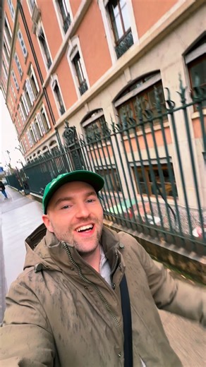 💚Details !👇🏼Nouveau Café & More à Genève ! Si tu cherches un café sympa et même plus avec une ambiance sympa tu dois absolument découvrir ce cafe au cœur de Genève ! Et donc n’hésite pas à taguer tes amis 🙌🏼 👉🏼 Bienvenue chez @lumacafeandmore qui se trouve à deux pas de Cornavin et la on trouve un cadre stylé, jolie et avec une belle lumière (même quand il fait gris 😉) J’ai trouvé un concept store, Bibliothèque 📚 et ce café est pour tout le monde même les chiens 🐶🥰 J’ai testé un peu d