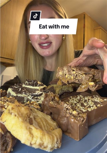 Eat with me - cinnamon roll cookie and Oreo no bake slice #eatwithme #cookie #chocolate #homebaking #oreo