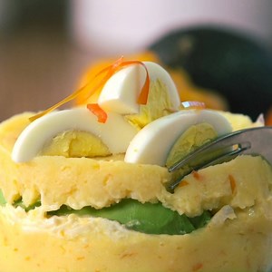 196K views · 736 reactions | ¡EL PLATO EMBLEMA DE LA COCINA PERUANA! 凜讀 Pollo, vegetales y un par de secretos: animate a preparar una causa limeña, la receta más popular de Perú, el país que conquistó al mundo con su cocina. #Cucinare #Recetas | Cucinare | Facebook