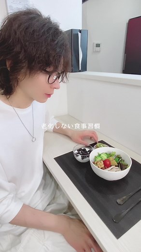 🐥 ↑他の投稿も見る↑ 🐣 ↓もっと詳しく↓ 🐥 オートファジーとは、人体に元々備わっている機能で、生命維持のための細胞の自食作用のこと。 空腹状態が続き（16時間が目安）身体にタンパク質が供給されなくなると活性化し、摂取した食物ではなく老廃物や古くなった細胞を利用して、新たな細胞やエネルギーを産み出します。 毎日16時間のファスティングを行うことで、この自然な自浄作用によって老化を防ぐことができます。 この16時間の中には睡眠時間も含めて良いので、思ったよりも簡単に達成できるはずです。 1日16時間何も食べないでいるのが基本ですが、空腹に耐えられない場合は、少量のナッツ類やヨーグルト、いちごやアボカド、グレープフルーツなど糖質の少ないフルーツなら食べても良いとされています。 また、高脂肪食品の摂りすぎはオートファジーの不活性化に繋がります。 こってりとした脂っこいものを食べすぎると、体内でルビコンというタンパク質が作られます。ルビコンはオートファジーの働きを低下させてしまうのです。 さらにルビコンは、加齢によって増えやすくなることも分かっています。そのためオトナ世代が若々しさを