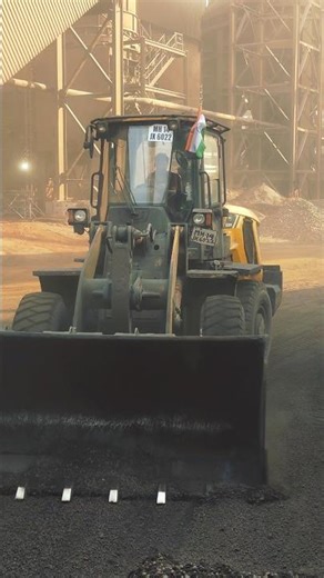 Loader showing skills next level loading speed#loader #shorts #youtubeshorts #jcb #steel #mrbeast 😱😱