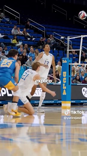 ¿Conoces las reglas básicas del voleibol? 🏐 Este deporte combina reglas únicas, estrategia y trabajo en equipo. Aquí tienes lo básico para entenderlo: 👉🏼 El saque: Se hace desde detrás de la línea de fondo, ¡y el más rápido registrado llegó a 138 km/h gracias a Wilfredo León! 🚀 👉🏼 Los toques: Cada equipo tiene un máximo de tres golpes por jugada. Lo clásico: recepción, armado y remate. 👉🏼 Las faltas: Tocar la red, pisar la línea al sacar o invadir el lado contrario con el pie son errores