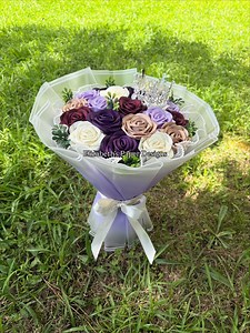 20ct bouquet 💐😻Les comparto esta preciosura de ramo, nuestro best seller de 20 rositas pero esta vez le hicimos un cambio a la envoltura 😻 y quedó precioso su dueña y yo lo amamos! Si desean hacer una orden pueden visitar mi página web en el link de mi biografía. Y si lo que quieren es aprender a hacer estas linduras pueden suscribirse y aprender conmigo 🥰 también en mi biografía encuentran el link para suscribirse. | Elizabeth's Paper Designs