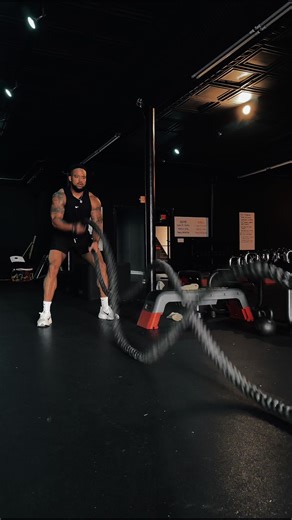 Alternating battle ropes are a simple but brutally effective way to build full-body strength and conditioning. By driving one arm at a time, you light up the shoulders, arms, core, and grip while forcing your heart rate up fast. They improve coordination, endurance, and power—making them perfect for fat loss, athletic performance, and finishing workouts strong. 🔥💪. #battleropesworkout #fitness #weightloss #fyp #grind