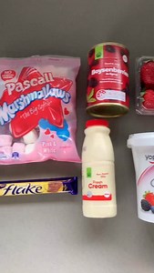 ✨ AMBROSIA ETON MESS ✨ 25 days of Christmas Recipes 🎄🎅🏼 🎁 Ingredients: * 300mls cream * 180g bag marshmallows * 500g Greek yoghurt * 1 can boysenberries, drained (425g) * 3 Flake bars * 12 pack of meringues 95g * 2 punnets of strawberries, finely sliced Method: 1. Whip cream in a large bowl until peaks form. 2. Cut marshmallows in half and add to the cream. 3. Add yoghurt, boysenberries and one crumbled Flake bar. Mix together until well combined. 4. Cut meringues into pieces. 5. In a stemle
