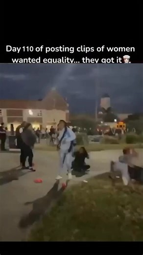 Women Gets Equality on Instagram: "Just @womengetsequality 😳 日本利用压电瓷砖将脚步转化为电能。这些瓷 砖捕捉来自你脚步的动能。当你行走时，你的重量和动作会对瓷砖产生压力。 瓷砖会轻微弯曲，从而产生机械应力。瓷砖内部的压电材料将这种应力转化内电能。每一步都会产生少量电荷，而数百万步结合在一起就能产生足够的电力来驱动LED灯、数字显示屏和传感器。在像涩谷车站这样繁忙的地方，每天大约有240万个脚步这一系统作出贡献。这些电能可以被储存或立即使用，从而减少对传统电力来源的依赖，并支持可持续的城市基础设施。这种方法将日常运动转化为实用的可再生能源 ＃日本#知识#事实 ＃你知道吗#推荐 #科技 #创新 历史 技术实验热门"