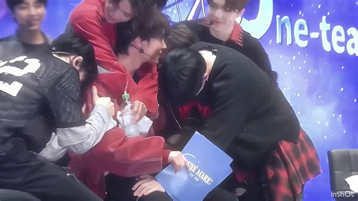 今日で今年最後の投稿ですね。 皆さんいつも仲良くしてくれてありがとうございます。そして、いつも動画を見て下さりありがとうございます🙇🏻‍♀️皆さんが動画を褒めてくれるのでいつも楽しく投稿をしてます。いつもいいね、再投稿、ストーリー、コメントありがとうございます。そのおかげで合計いいね数3万いくことが出来ました。来年は4万、5万といくように目指して頑張りたいと思います!来年もよろしくお願いします!!良いお年を~!! &TEAMへ 今年も色んな姿を見せてくれてありがとう!!来年も活躍していく姿を見れることを願っています。&TEAMに出会ってから毎日本当に楽しくて幸せで、こんなに優しい大好きなLUNÉ友にも出会えて&TEAMには感謝でしかないです。疲れた時や学校が嫌になった時、&TEAMを見て沢山元気を貰ってます。どんどん有名になっていく&TEAMを見て寂しい気持ちと嬉しい気持ちもあって複雑な気持ちです。忙しい中でもLUNÉのことを一番に思ってくれる&TEAMが本当に大好きです!! これからも苦しいことや大変なこと沢山あると思うけど、LUNÉと一緒に色んな道を乗り越えていこうね。LUNÉ