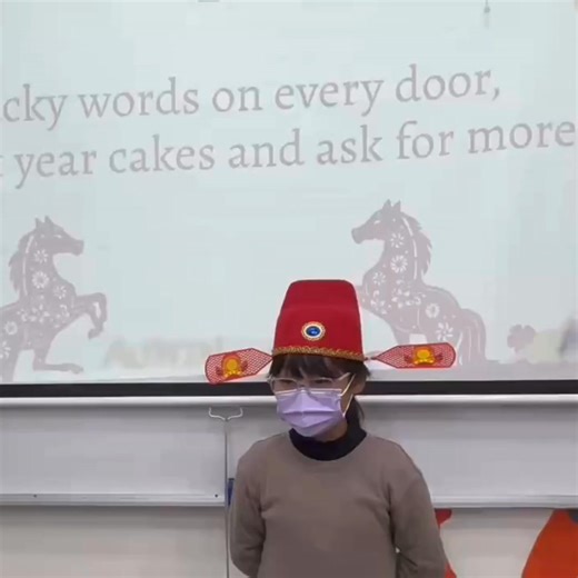 🧧 February Chant Challenge｜新春特別版 🧧 我們每個月固定登場的 Chant Challenge， 這個二月特別結合農曆春節，讓孩子們在滿滿年味中練習英文發音與節奏感 🎉 沒有唱跳表演， 只有孩子們專注地一字一句唸出 New Year Chant， 看見的是努力、勇氣與一步步累積的自信 ✨ 在這個充滿祝福的季節， 也祝福大家新年快樂、平安喜樂， 一起迎接嶄新的開始 ❤️ 👇 一起來看看孩子們的 February Chant Challenge 吧！ — — — — — 🧧 February Chant Challenge | Lunar New Year Special 🧧 Our monthly Chant Challenge is back! This February, we combined our practice with the joyful spirit of Lunar New Year, bringing festive energy into the classroom 🎉 No singing or big perform