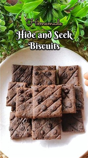 Homemade Hide & Seek Biscuits | Crispy Chocolate Cookies | Easy Eggless Recipe 🍪 #shorts
