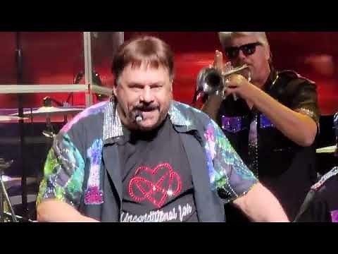 KC and The Sunshine Band - Boogie Shoes - LIVE!! @ YouTube Theater - musicUcansee.com