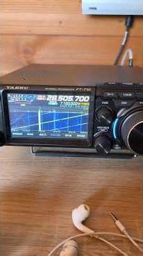 Amplifier with two GU-81M operating on 10m and 15m ranges.