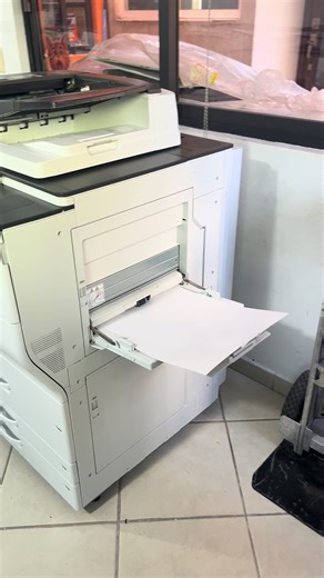 Las multifuncionales láser Ricoh MP C 6503 son excelentes para imprimir papeles especiales como viniles, couche, opalina, adhesivos y hasta banners, manejando gramajes gruesos (hasta 300 gr) y tamaños grandes como tabloides 12x18 y 13x19,solo necesitas seleccionar el tipo de papel en la configuración de la impresora para un resultado óptimo.👨🏽‍🔧📲🖨️