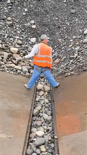 The process of self-unloading ship unloading pebbles #sand and gravel #self-unloading ship #canal #unloading #crew #loading and unloading ship #ore #pebbles | 丁掌柜