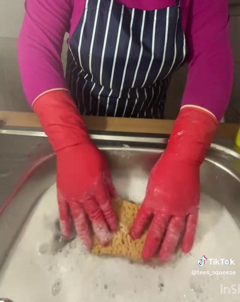 Part 2 of the rinse to my last post Follow @tees_squeeze (Instagram and TikTok) for more 💖💖💖 #sponge #spongeasmr #spongesqueezing #squeeze #asmrsponge #suds #asmr #squeezing #relaxing #asmr #bathsponge #asmrsqueeze #rubbergloves #marigolds #teamsuds #ukasmr #sudsy #spongesqueeze #soapycleaner #spongesounds