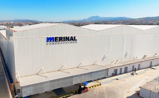 Au SIPHAL 2025, nous avons présenté avec fierté notre nouveau site de production M2, operationnel depuis 2024. Avec une capacité de 150 millions d’unités, renforçant ainsi notre capacité à répondre aux besoins croissants du marché algérien. Ce projet ambitieux réaffirme notre engagement à innover et à contribuer activement au développement de l'industrie pharmaceutique en Algérie. Merci à Nabil Benyahia pour cette immersion au cœur de l’innovation ! | Merinal - مرينال