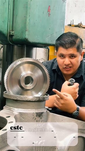 Diego Pulido on Instagram: "Sabías que a este engrane ⚙️ todavía le falta una parte para funcionar??🤔 🧑‍🏭Fabricación de cuñero, usando la máquina de Electroerosion por hilo, 🧵 Donde el hilo de acero transporta la corriente y genera descargas ⚡️⚡️que van cortando el acero… #c#cncm#mexico🇲🇽e#engranesm#maquinadosforyou"
