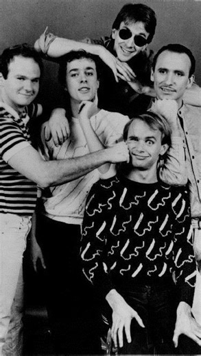 Universo da Música on Instagram: "Banda: Men At Work Música: Down Under É uma canção gravada pela banda de rock australiana Men at Work . Foi originalmente lançado em 1980 como lado B de seu primeiro single local, “Keypunch Operator”, lançado antes da banda assinar com a Columbia Records . A versão mais conhecida foi lançada pela Columbia em 1981 como o segundo single do álbum de estreia do Men at Work, Business as Usual (1981). A história é baseada em parte nas próprias viagens do cantor Colin