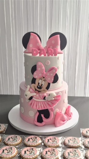 Saracino on Instagram: "🎀🎂 Fabulous 2D Minnie Mouse Cake Topper 🎂🎀 Create a fun and eye-catching 2D Minnie Mouse cake topper using Saracino Pasta Model, perfect for adding instant character to your cake in just a few simple steps. Smooth, elastic and easy to handle, Pasta Model allows you to achieve clean lines, sharp details and a flawless finish, ideal for flat toppers that need precision and stability. This quick technique is perfect for birthdays and themed celebrations, helping you achi