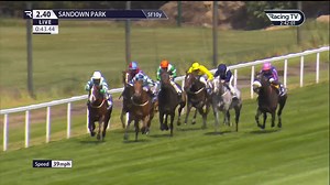 It's close! 📸 Adaay In Devon just holds on for a thrilling success in the Listed BetMGM It's Showtime Scurry Stakes under the guidance of Silvestre De Sousa for trainer Rod Millman 👏 | Sandown Park Racecourse