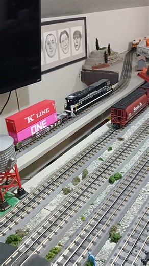 Long Intermodal Train on the Layout!