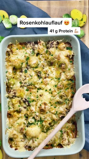 Rosenkohlauflauf 😍🥔 407 kcal - 41 g Protein 💪🏼 Das Rezept ist jetzt auf meinem Blog online - Link in der Bio 🧡 #rosenkohl #lowcalorie #foodporn #kartoffeln #delicious #rezepte #dinner #foodphotography #lecker #hackfleisch #sojacuisine #foodblogger #highprotein #lowcarb #clarasfitfood #foodphotooftheday #inspiration #foodinsta #recipes #foodinspiration #einfacherezepte #abnehmrezepte #muskatnuss #rosenkohlauflauf