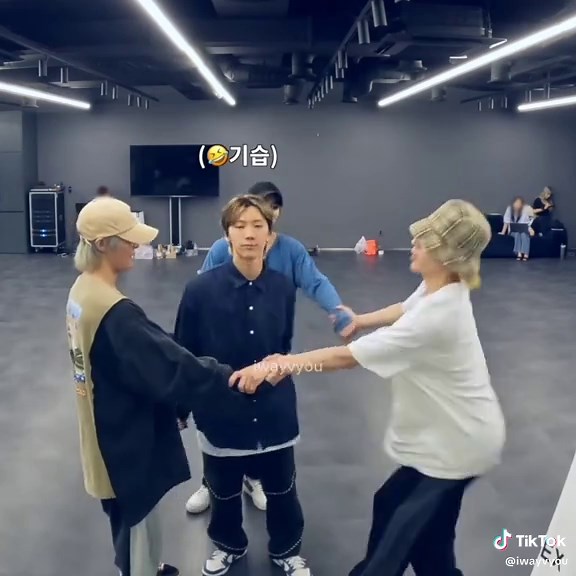 An Average Day in WayV Practice Room Featuring Xiaojun