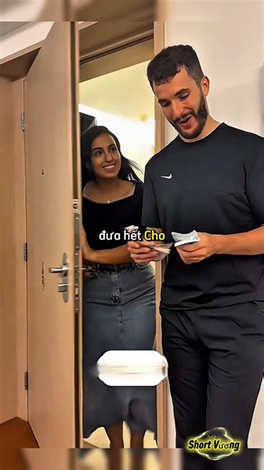 Sự im lặng bất thường của vợ và cú sốc ngoài cửa 😱