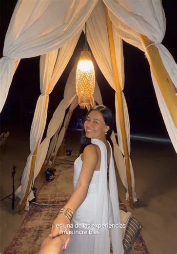 Etiqueta a tu persona favorita👇♥️☀️ Amigos esta fue mi primer vez haciendo Glamping en un desierto, y sin duda ha sido de mis experiencias favoritas. El atardecer, el cielo estrellado, la fogata, la música, la aventura, la cena, todo sumó para que la experiencia completa sea hermosa. Si estabas en busca de algo nuevo para salir de la rutina y empezar lindo el año o celebrar algo especial, esta experiencia es la mejor. 🏕️ Todo sobre el glamping: 📍 Desierto de Huacachina, Ica, Perú 🇵🇪 (a 4 ho