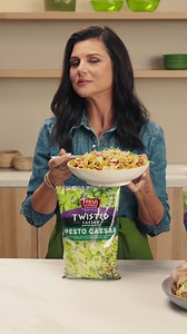 118K views · 336 reactions | Real food, no fuss, zero compromise 綾 That’s why Tiffani Thiessen chooses Fresh Express. | Fresh Express Salads | Facebook