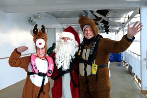 13K views · 329 reactions | Julenissen og reinsdyrene hans har vært på en snarvisitt om bord på Color Magic!  Slik så det ut da Redningsselskapet fikk dem trygt om bord! PS! Vil du vinne nissens redningsvest? Send adressen din til sosialemedier@colorline.no for å være med i trekningen!  | Color Line | Facebook