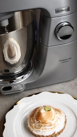 קינוח חובה לאוהבי מנות אחרונות חמצמצות ומרעננות! פאי לימון במילוי קרם לימון עשיר משגע ומרנג שרוף שמאזן את החמיצות ומוסיף לטארט מרקם אוורירי #אוכל #פאי