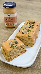 PASTEL DE MERLUZA y MEJILLONES, una receta elaborada por nuestro amigo Enrique que no os podéis perder. Un plato fácil, rico y perfecto para el verano. Tomad nota de los ingredientes INGREDIENTES: 5 lomos de Merluza, 500 g de Mejillones, 4 Huevos, 2 o 3 cucharadas de Tomate estilo casero, 100 ml de Nata, 3 o 4 Pimientos del Piquillo, Sal, Pimienta y Salsa Cocktail Ybarra. #ybarrentucocina #recetasybarra #cocktailybarra #salsasybarra #merluza #mejillones | Grupo Ybarra