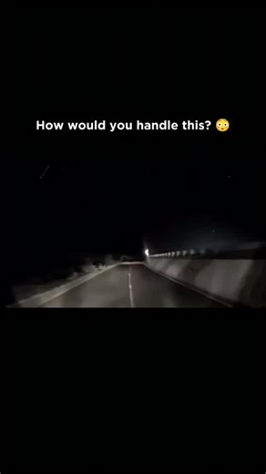 @leakkedd.vidss on Instagram: "1990년 개봉한 영화 〈나홀로 집에 (Home Alone)>는 단순한 가족 코미디를 넘어, 혼자 남겨진 한 아이의 용기와 따뜻함을 담아낸 작품입니 다. 크리스마스의 화려한 장식과 밝은 음악 뒤에는, 케 빈이 느끼는 외로움과 성장의 순간들이 자연스럽게 스 며 있습니다. 처음엔 집에 혼자 남았다는 사실이 마치 해방된 듯 신 나 보이지만, 시간이 지날수록 조용한 집 안 곳곳에서 케빈이 맞닥뜨리는 고요한 감정들이 더 깊이 다가옵니 다. 빈 식탁, 적막한 밤, 멀리서만 들리는 캐럴 소리... 이런 순간들이 영화의 분위기를 더욱 따뜻하면서도 쓸 쓸하게 만들죠. 하지만 이 영화가 오래 기억되는 이유는, 결국 케빈이 혼자서도 두려움을 이겨내고 집을 지켜내는 모습 때문 입니다. 장난기 가득한 함정들과 소동 속에서도, 어린 아이의 순수한 용기와 가족을 향한 그리움이 자연스럽 게 묻어납니다. 많은 사람들이 "왜 매년 겨울만 되면 이 영화를 다시 