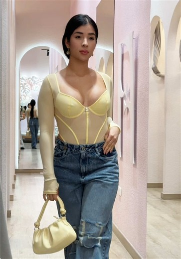 Niñas, miren lo espectacular que se ve @LA_BLANQUITA⚡️ con este look. ✨ Este body es uno de nuestros favoritos y no es casualidad que sea un best seller. Tiene una horma increíble, un diseño que eleva cualquier outfit y está disponible en varios colores para que elijas el que más va contigo. Y el pantalón simplemente lo tiene todo: un fit hermoso, una caída espectacular y esa capacidad de hacer que la silueta se vea divina. Es de esos looks que te hacen sentir segura, cómoda y con muchísimo esti