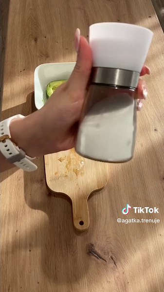 Co powiesz na połączenie awokado z jajkiem? 🥑🥚 Przedstawiam Wam przepis na moją ulubioną pastę 🤭 Czego potrzebujesz? ✔️ 4 jajka ✔️ 1 awokado (najlepiej hass) ✔️ 1 łyżkę majonezu (możesz zamienić na lekki) ✔️ cytrynkę, sól i pieprz Całość ma ok. 700 kcal 🤓 Można spokojnie podzielić na 3 porcje Jajka gotujemy tak jak lubimy (u mnie 6-7 minut). Awokado rozdrabniamy, skrapiamy cytrynką (warunek konieczny - tak aby nasze awokado nie zmieniło koloru), dodajemy sól i pieprz). Jajka obieramy, kroimy