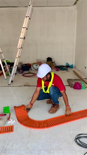 Proses Pemasangan Cable Tray di Site Guar Chempedak