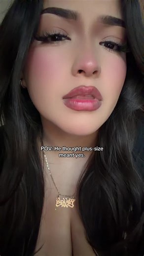 Piensas que porque soy gorda soy fácil, pero conmigo te equivocaste Retírate.😆💋 Translate it ⬇️ You think being fat makes me easy wrong. Back off😆💋