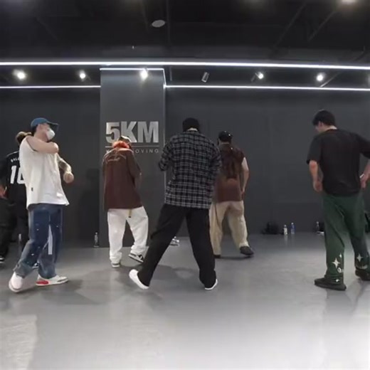 肯德基让你疯狂星期四 我让你疯狂一二三四五六七#小鑫编舞 #帅哥街舞 #swalla #jasonderulo #dance #fyp