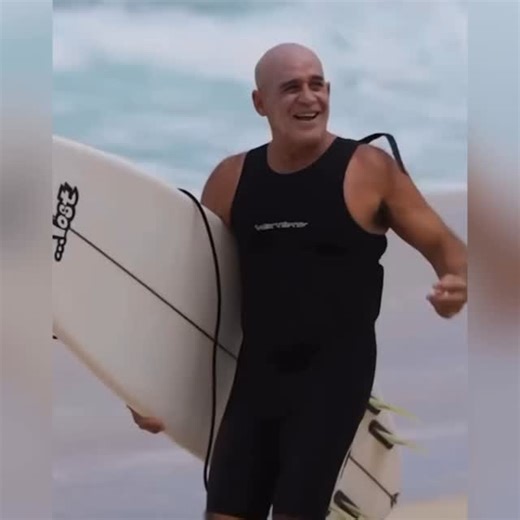 Michael Ho (nascido em 13 de julho de 1957) é um surfista profissional sino-havaiano que conquistou a Tríplice Coroa Havaiana, o Duke Classic, a Copa do Mundo e o Pipe Masters de 1982. Ele é irmão de Derek Ho , outro surfista campeão. Michael também é pai da surfista do Women’s World Tour, Coco Ho , e de Mason Ho , “O Surfista Mais Divertido do Mundo”. Os irmãos Ho têm raízes chinesas, havaianas nativas e europeias americanas. Seu pai, Edmund “Chico” Ho, é meio chinês e meio havaiano nativo, enq