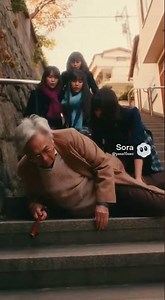 危ない！階段で転んだ高齢男性を高校生5人が即対応