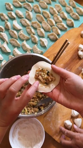 𝓙𝓮𝓼𝓼𝓲𝓬𝓪 𝓦𝓪𝓷𝓰 on Instagram: "How to crimp 🥟 This video found you at a very Chinese time in your life just in time for Chinese New Year 🧧 If you want the homemade wrapper recipe make sure to FOLLOW so you don’t miss out! @leekumkeeusa @kikkomanusa @kadoya_global @99ranchmarket #dumplings #chinesefood #chinese #cooking #asianfood"