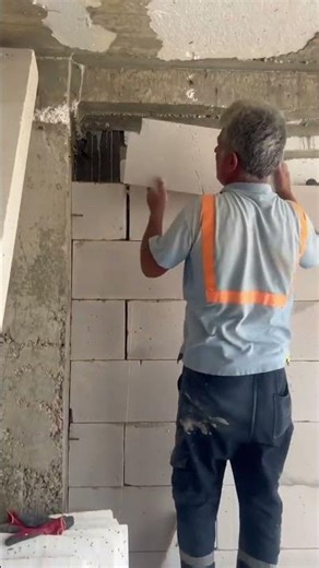 Duvarcı ustamız duvar örmeye son gaz devam ediyor