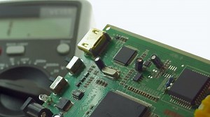 clip-9895388-4k-macro-view-how-electronic-technician-measure