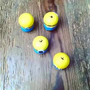 MINION WEEBLES - they keep standing up! So fun and quick to make - full info here http://www.redtedart.com/2014/04/16/minion-crafts-weebles-made-kindersurprise-egg-capsules/ | Red Ted Art