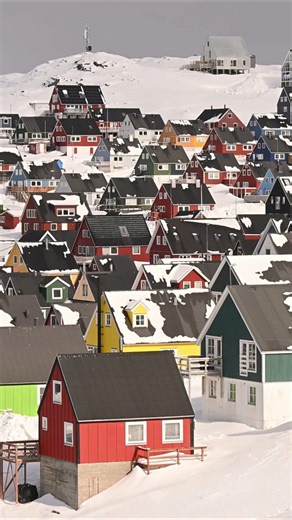 US weighs options to acquire Greenland, including military use...