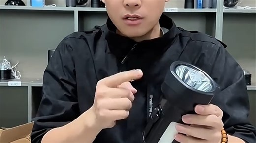 飞利浦手摇发电手电筒，亮度可调，照明范围广