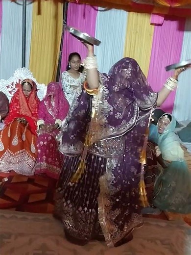 हाथ में थाली लेकर डांस करते हूऐ || #shortvideo #wedding #viralvideo #bannibannageet #rajasthani