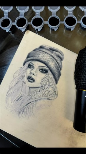 Ja, ich weiß, Part 4 Teil 2 kommt noch. ✨ Trotzdem wollte ich euch den Zwischenschritt von dem neuesten zeigen. Die Mütze habe ich natürlich nicht mit gefilmt . 😄🙈 __________________________________ #tutorial #blackandgreytattoo #tattooportrait #fakeskin #inprogress